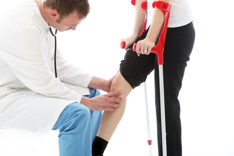 Ispezione del ginocchio di un paziente con osteoartrite dell'articolazione del ginocchio