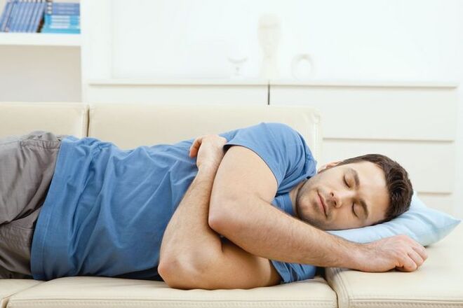 Postura scomoda durante il sonno come causa di mal di schiena